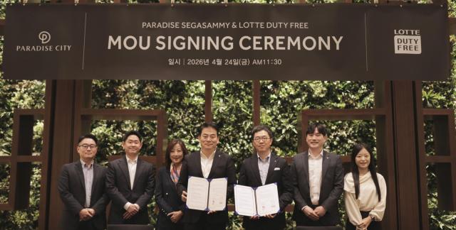 롯데면세점이 외국인 관광객 유치 확대를 위해 파라다이스시티와 MOU를 맺었다고 27일 밝혔다 사진은 지난 24일 인천 영종도 파라다이스시티에서 열린 업무협약식이 끝난 후 남궁표 롯데면세점 마케팅부문장사진 우측 세 번째과 김재환 파라다이스세가사미 IR마케팅그룹장우측 네 번째을 비롯한 양사 주요 관계자들이 기념 촬영을 하는 모습사진롯데면세점