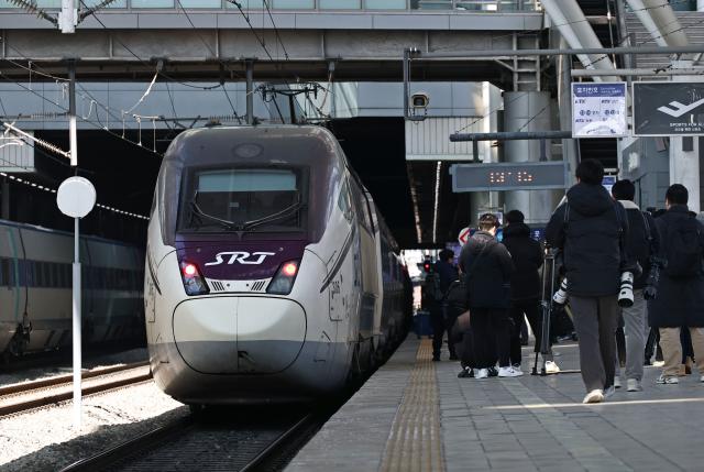  한국철도공사코레일와 에스알SR은 오는 25일 KTX가 수서역에서 출발하고 SRT는 서울역에서 출발하는 시범교차운행에 앞서 시운전을 진행했다 202623 사진연합뉴스