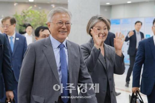 [포토] 밝은 미소 보이는 문재인 전 대통령 내외