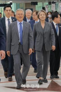 [포토] 4.27 판문점 선언 8주년 기념식 참석하는 문재인·김정숙