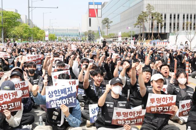 Samsung union flags 18% output hit, raises stakes with 18-day strike threat