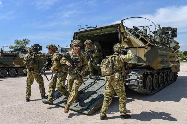 한국 해병대와 뉴질랜드 육군 장병들이 한국형 상륙돌격장갑차KAAV 승하차 훈련을 실시하고 있다 사진해군해병대