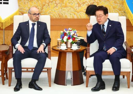 李在明会见谷歌DeepMind首席执行官德米斯 · 哈萨比斯