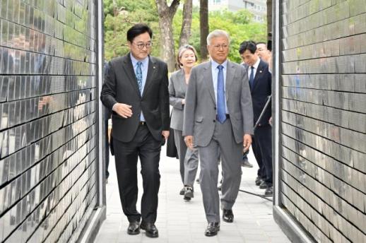 文 김정은, 대화 의지 보인 트럼프와 마주 앉길