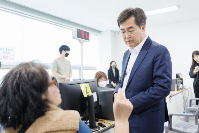 27일 오전 안양시 관양동 행정복지센터에서 김동연 경기도지사가 고유가 피해지원금 신청 도민의 의견을 청취하고 있다 사진경기도
