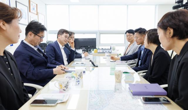 27일 오전 안양시 관양동 행정복지센터에서 김동연 경기도지사가 이계삼 안양시장 권한대행 및 관계자들이 참석한 가운데 고유가 피해지원금 현장 의견 청취 및 격려를 하고 있다 사진경기도