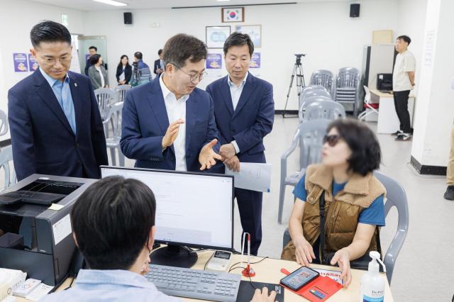27일 오전 안양시 관양동 행정복지센터에서 김동연 경기도지사가 고유가 피해지원금 신청 도민의 의견을 청취하고 있다 사진경기도