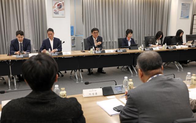 최휘영 문화체육관광부 장관이 27일 서울 종로구 국립현대미술관 서울관에서 열린 문화예술정책자문위원회 뮤지컬 분과 제2차 회의에서 관련 분야 전문가들과 정책 방향에 대한 논의를 하고 있다사진문체부