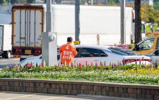 [6·3 지방선거] 정이한 부산시장 후보, 유세 중 음료 맞아…이준석 "미성숙 행동"