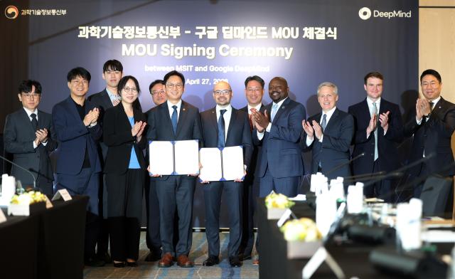 배경훈 부총리 겸 과학기술정보통신부 장관과 데미스 허사비스 구글 딥마인드 최고경영자CEO가 27일 서울 종로구 포시즌스호텔에서 열린 과기정통부-구글 딥마인드 MOU 체결식에서 협약서에 서명한 뒤 참석자들과 기념촬영을 하고 있다사진연합뉴스