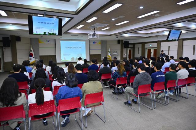 27일 시청 대회의실에서 감사원이 주관하는 ‘2026년도 찾아가는 적극행정지원 설명회’를 열고 있다 사진속초시
