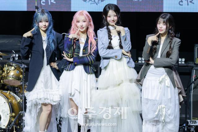 [포토] QWER, 새 챕터 돌입…미니 4집 CEREMONY로 컴백