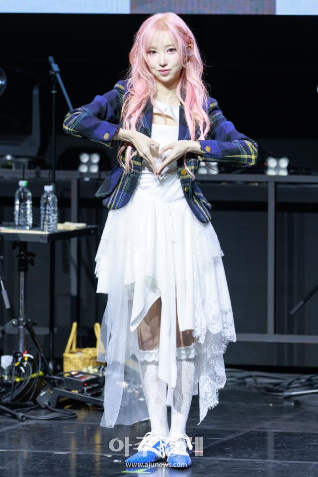 [포토] 포즈 취하는 QWER 마젠타