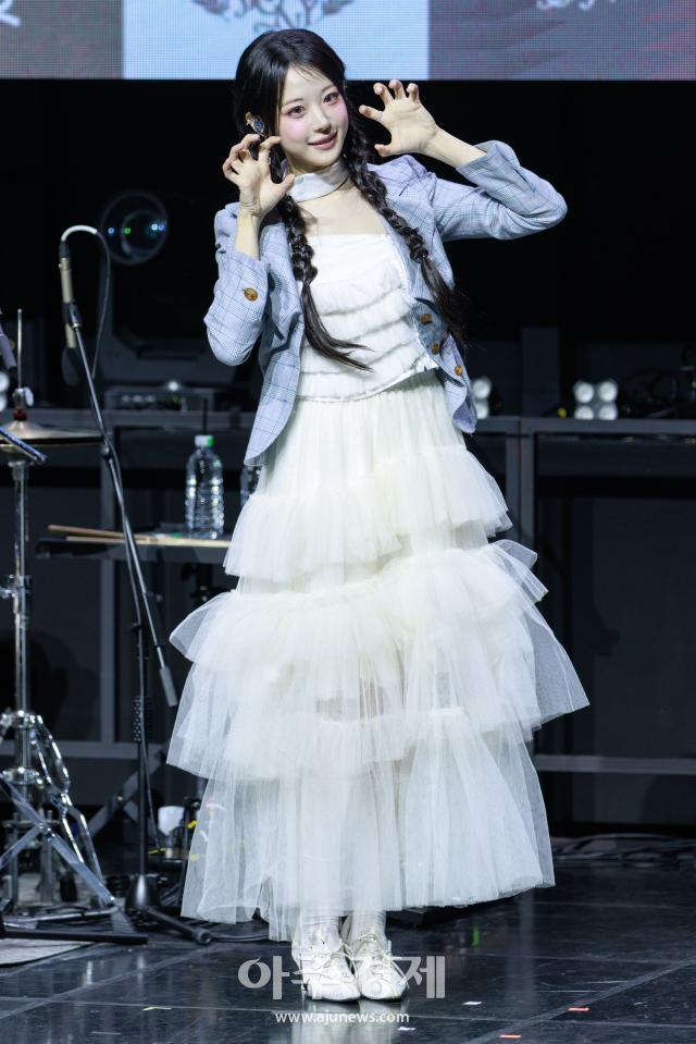 [포토] 포즈 취하는 QWER 히나