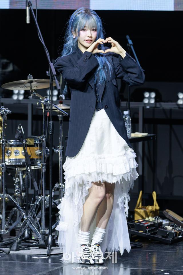 [포토] 포즈 취하는 QWER 쵸단