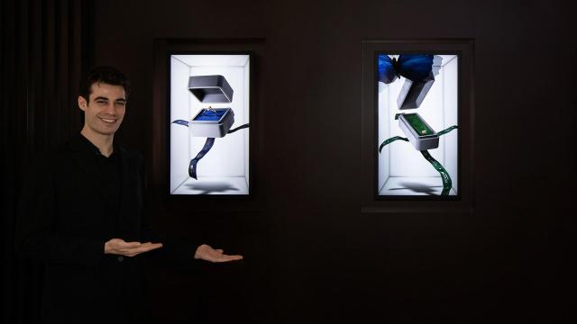 삼성전자 관계자가 무안경 3D 디스플레이 32형 스페이셜 사이니지 신제품을 소개하고 있다 사진삼성전자