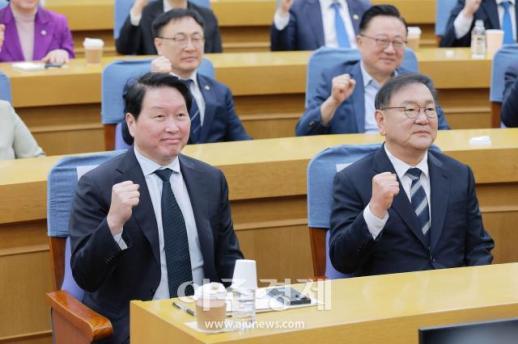 [포토] 기념촬영 하는 최태원 대한상의 회장·김태년 한중의원연맹 회장