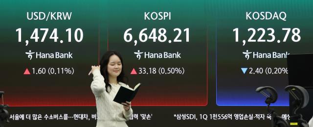 28일 서울 하나은행 본점 딜링룸 현황판에 코스피 코스닥지수와  원·달러 환율이 표시돼 있다 사진연합뉴스