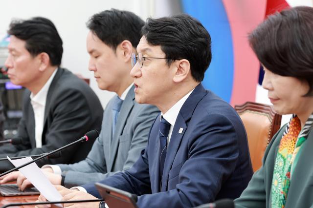 더불어민주당 천준호 원내대표 직무대행이 28일 국회에서 열린 원내대책회의에 참석해 발언하고 있다사진연합뉴스