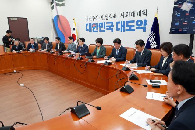 더불어민주당 천준호 원내대표 직무대행이 28일 국회에서 열린 원내대책회의에 참석해 발언하고 있다사진연합뉴스