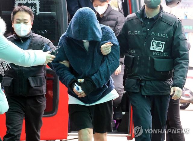 Các nghi phạm bị bắt tại Campuchia được đưa về Hàn Quốc và tạm giam để phục vụ điều tra Yonhap News