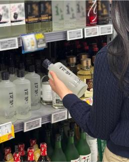 Jipyeong Soju expands offline retail reach with Lotte Mart listing