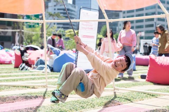 2025년 진행한 서울야외도서관 책읽는 서울광장에서 아이가 즐겁게 놀고 있다 사진서울시