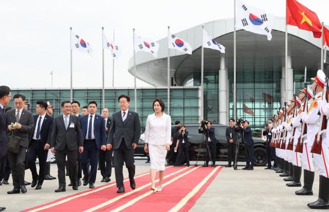 인도·베트남 국빈 방문 일정을 마치고 귀국하는 이재명 대통령과 김혜경 여사가 24일현지시간 베트남 하노이 노이바이 국제공항에서 공군 1호기로 이동하고 있다 2026424 사진연합뉴스
