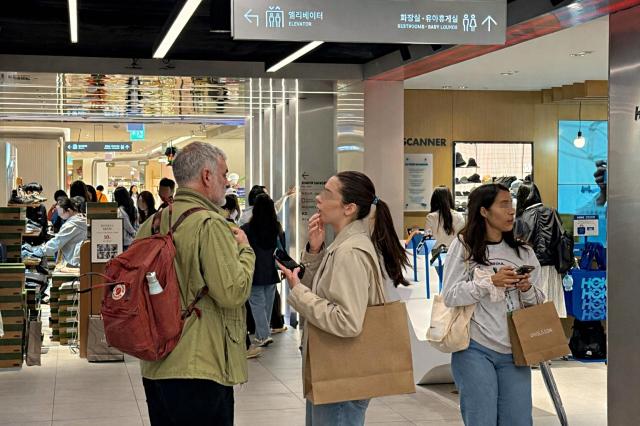 Foreign visitors look around the Kinetic Ground on the ninth floor of Lotte Department Store’s main branch in Sogong-dong, Jung-gu, Seoul.