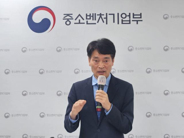 김정주 중기부 소상공인 정책관이 28일 중소기업중앙회에서 열린 소공인 지원사업 보조금 부정수급 근절 및 개편 방안 브리핑에서 발언하고 있다 사진중소벤처기업부