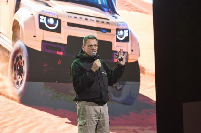 마크 카메론 디펜더 매니징 디렉터가 메인 무대에서 디펜더에 대해 설명하고 있다사진JLR코리아