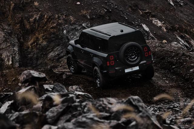 2026 데스티네이션 디펜더 오프로드 코스를 주행하는 디펜더 옥타 블랙사진JLR코리아