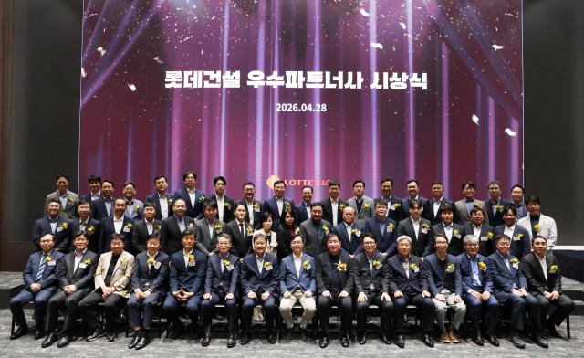 오일근 롯데건설 대표첫 번째 줄 가운데가 28일 서울 광진구 르엘캐슬 갤러리에서 우수 파트너사 대표들과 기념촬영을 하고 있다 사진롯데건설