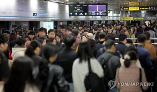 Tăng chuyến xe buýt, tàu điện và nâng hoàn tiền thẻ K-Pass thêm 30 điểm % cho giờ làm lệch ca