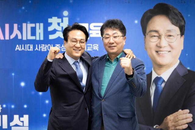 성기선 경기도교육감 예비후보와 안민석 민주·진보 단일후보가 28일 캠프에서 만나 경기교육 대전환을 위해 손을 맞잡고 있다 사진안민석 경기도교육감 예비후보 ‘안심캠프’