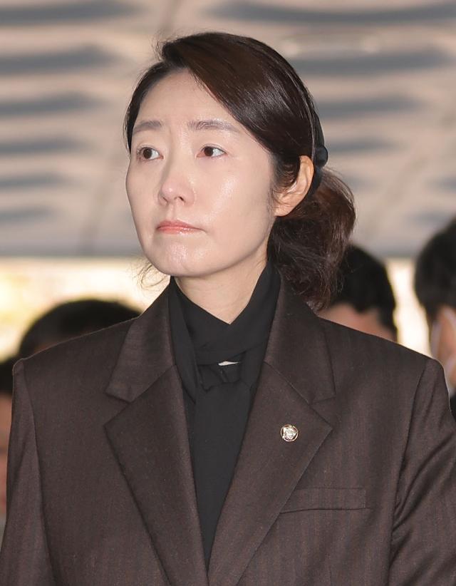  1억 공천헌금 의혹을 받는 강선우 무소속 의원이 3일 서울 서초구 서울중앙지방법원에서 열린 구속 전 피의자 심문영장실질심사에 출석하고 있다 사진연합뉴스