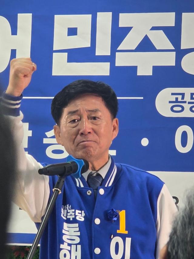 더불어민주당 이정학 동해시장 후보가 28일 선거사무소에서 승리를 다짐하고 있다 사진이동원 기자