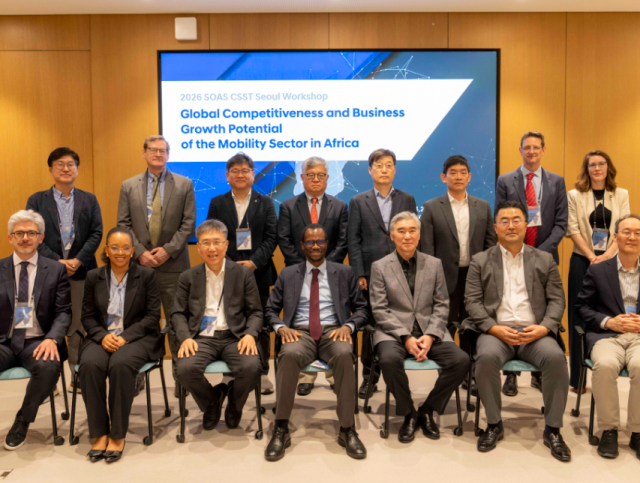‘SOAS CSST 연구 성과 보고회’ 참석자들이 기념촬영을 하고 있다 아랫줄 좌측부터 안토니오 안드레오니Antonio Andreoni 런던대학교 SOAS CSST 공동소장 파멜라 몬들리와Pamela Mondliwa 남아프리카공화국 산업개발공사Industrial Development Corporation 연구조사부 부장 장하준 런던대학교 SOAS CSST 공동소장 데이비드 마손도David Masondo 남아프리카공화국 재무부 차관 성 김 현대자동차그룹 전략기획담당 사장 김흥수 현대차그룹 GSOGlobal Strategy Office 부사장 신용석 현대차그룹 HMG경영연구원 원장 윗줄 좌측부터 정헌주 연세대학교 교수 리차드 코줄-롸이트Richard Kozul-Wright SOAS CSST 연구교수 이삼열 연세대학교 아프리카연구원 부원장 방연상 연세대학교 아프리카연구원 원장 이근 서울대학교 명예교수 박철 현대차그룹 신사업전략실 상무 사이먼 로버츠Simon Roberts 런던대학교 SOAS 연구교수 소피 반 휄렌Sophie van Huellen 맨체스터대학교 교수