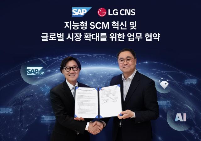  LG CNS SCM이노베이션사업담당 조민관 상무오른쪽와 SAP코  BO 김준형 부사장이 업무 협약 체결 이후 기념사진을 촬영하는 모습