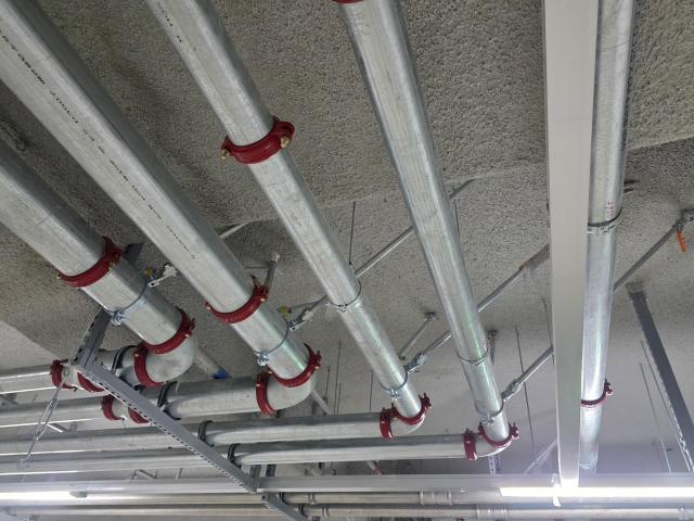 롯데건설 문현 롯데캐슬 인피니엘 현장 지하주차장에 적용된 4방향 흔들림 방지 버팀대 사진롯데건설