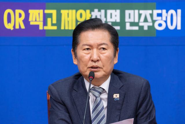 더불어민주당 정청래 대표가 지난 28일 국회에서 열린 착붙 공약 프로젝트 13호·14호·15호 공약 발표에서 공약 내용에 대해 발언하고 있다사진연합뉴스