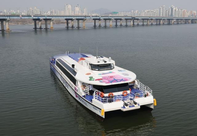 한강버스가 서울 여의도 한강버스 선착장으로 향하고 있다 사진연합뉴스