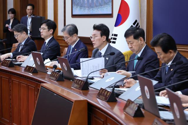 김민석 국무총리가 29일 서울 종로구 정부서울청사에서 열린 임시국무회의 겸 비상경제본부회의에서 발언하고 있다 사진연합뉴스