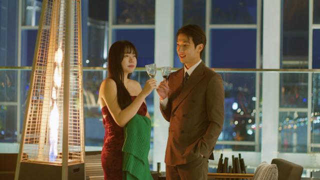 지난 18일 서울 영등포에서 열린 더그레이스클럽 프리미엄 블랙파티에서 참가자들이 와인을 곁들여 대화를 나누고 있다 사진더그레이스클럽 제공