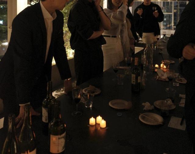 지난 18일 서울 영등포에서 열린 더그레이스클럽 프리미엄 블랙파티의 참가자들이 로테이션 방식으로 대화를 이어가고 있다 참가자들은 자유 교류와 이동을 반복하며 상대를 탐색한다 사진더그레이스클럽 제공