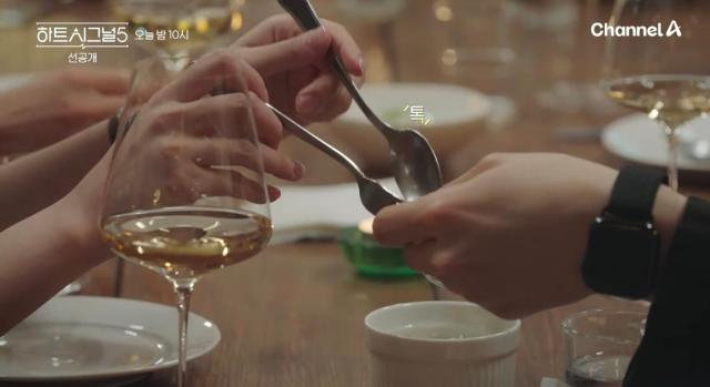 채널A 연애 리얼리티 ‘하트시그널5’의 한 장면 와인바에서 출연자들이 미묘한 호감 신호를 주고받는 모습을 패널이 분석하는 방식은 ‘관찰’과 ‘해석’을 핵심 장치로 삼는 프로그램 포맷을 보여준다 출처티빙 오피셜 인스타그램