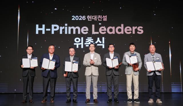 ‘2026년 H-Leaders 경영자 세미나’에서 현대건설 이한우 대표이사왼쪽에서 4번째가 올해 새롭게 H-Prime Leaders로 새롭게 위촉된 경수제철건설맨 왼쪽 동화왼쪽 2번째 무경왼쪽 3번째 범양이엔씨왼쪽 5번째 시대건설왼쪽 6번째 신영토건맨 오른쪽 협력사 대표들과 기념 촬영을 진행하고 있다사진현대건설