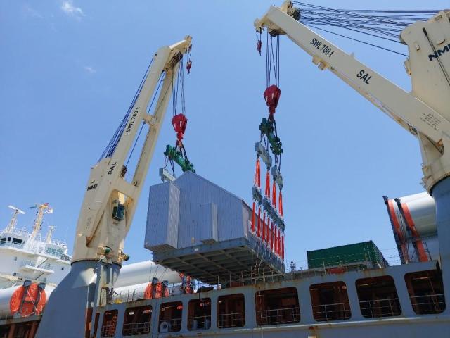 Shinjo Logitec workers handle specialized cargo. [Photo=Main-Biz Association]