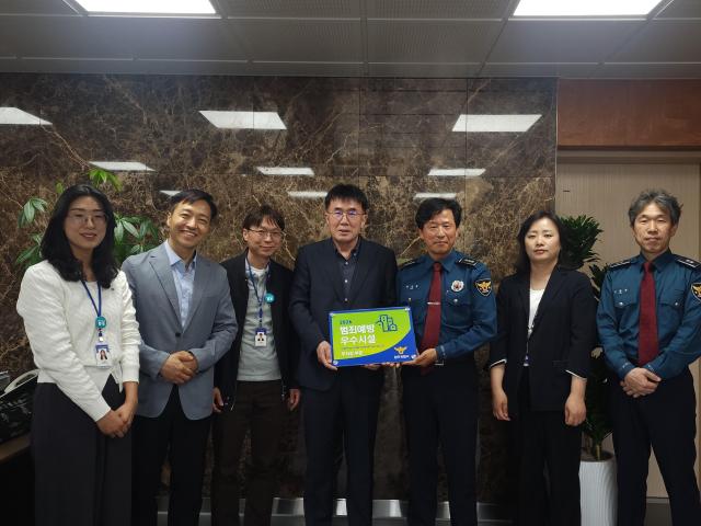 이희수 완주군 시설관리공단 이사장왼쪽 네 번째가 이서 혁신도시 공영주차장에 대핸 ‘범죄 예방 최우수 시설 인증서를 받고 있다사진완주군