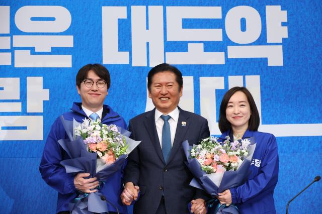 6·3 재보선에 격전지로 떠오른 부산 북구 갑 지역구에 출마할 것으로 예상되는 하정우 전 청와대 AI수석과 아산을에 출마할 것으로 보이는 전은수 전 청와대 대변인이 29일 국회에서 열린 더불어민주당 인재 영입식에서 꽃다발을 들고 더불어민주당 정청래 대표와 기념 촬영하고 있다 사진연합뉴스